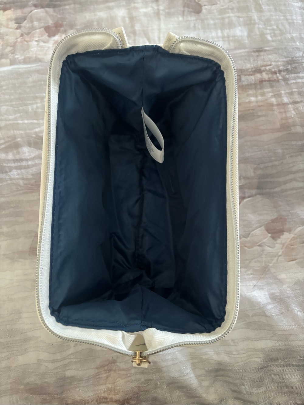 ELEMIS white Cosmetic Travel Case with Gold Logo - Picture 7 of 10